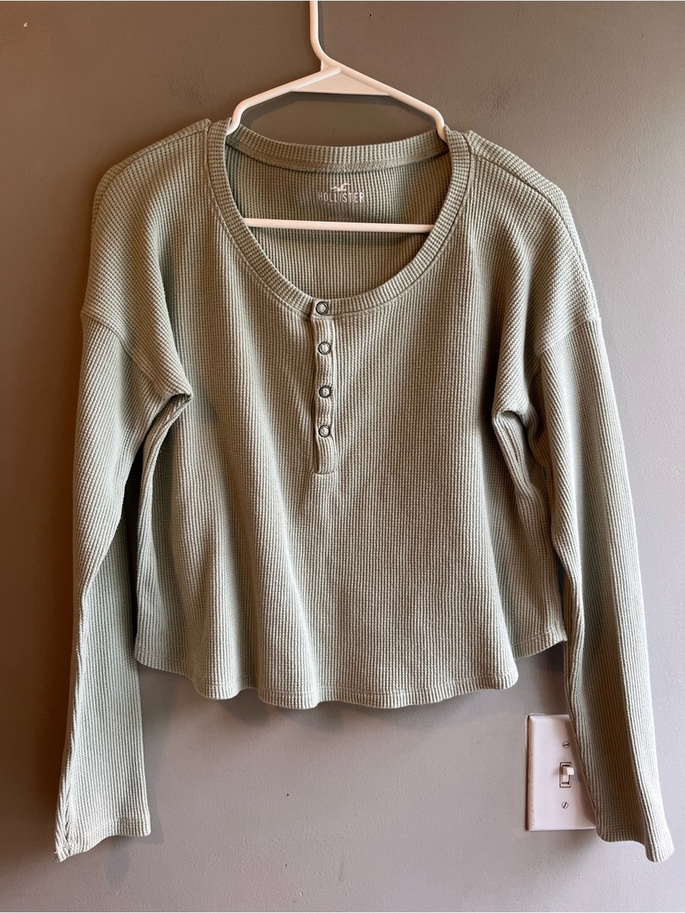 Hollister Ribbed Henley Long Sleeve Cropped Top in Sage Green Size Small
